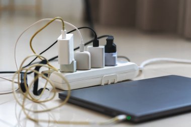 Akıllı telefon, dizüstü bilgisayar, mikrofon gibi birçok şarj aletine bağlı elektrik prizi..