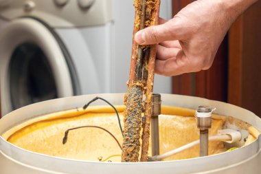 Kazanın su ısıtma elementi çökelti ve kireçle kaplı. Kazan tamir ve bakım.