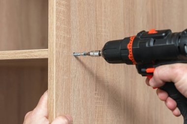 Mobilya montajı, tornavidayla doğrulama.