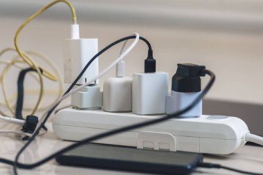 Akıllı telefon, dizüstü bilgisayar, mikrofon gibi birçok şarj aletine bağlı elektrik prizi..