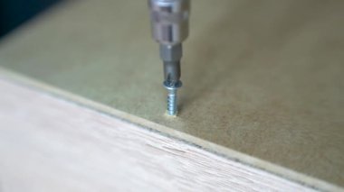 Mobilya monte etmek, tornavidayla kendini becermek.