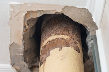 Bir apartmanda eski bir kanalizasyon borusu sızdırıyor. Bir apartmandaki kanalizasyon sistemini değiştirmek.