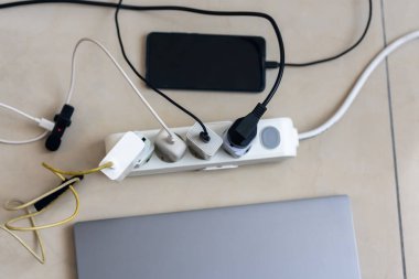 Akıllı telefon, dizüstü bilgisayar, mikrofon gibi birçok şarj aletine bağlı elektrik prizi..