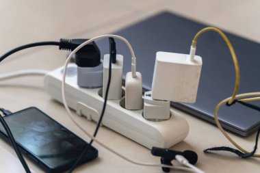 Akıllı telefon, dizüstü bilgisayar, mikrofon gibi birçok şarj aletine bağlı elektrik prizi..