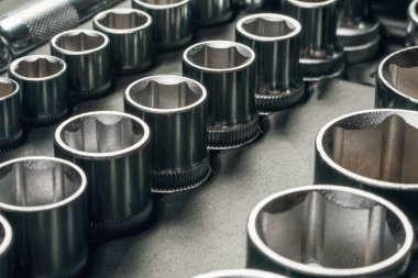 Tamir mekanizmaları için anahtarlar. Vidaları sökmek için prizler.