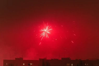 Karanlık bir arka plan karşısında güzel renkli havai fişekler. Seçici odak, arkaplan, doku.