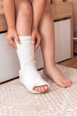 Çocukların bacakları kırık ve alçıda..