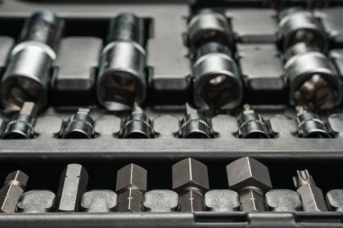 Çeşitli metal çelik tornavida parçaları..