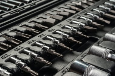 Çeşitli metal çelik tornavida parçaları..