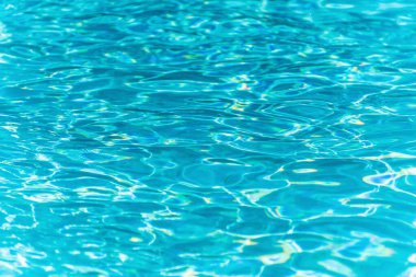 Mavi yüzme havuzunda suyun yüzeyinde dalgalanmalar.