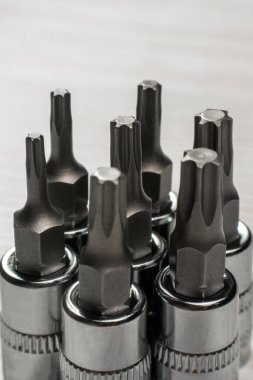 Çeşitli metal çelik tornavida parçaları..