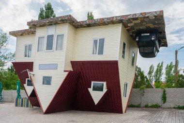 Skadovsk, Ukrayna, Haziran 06, 2021: Ters dönmüş bir evin dış görünüşü.