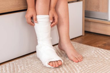 Çocukların bacakları kırık ve alçıda..