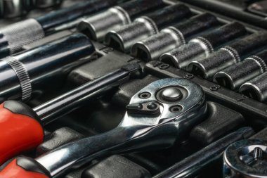 Plastik bir kutuda soket anahtarlar ve cırcırlar var..