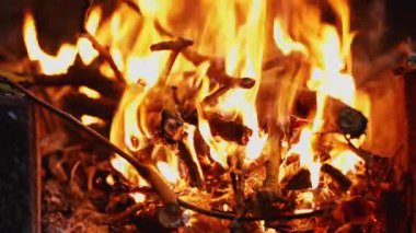 Akşamları yanan ateşin parlak alevi