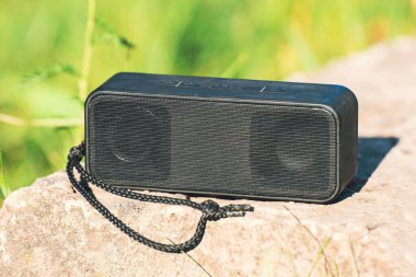 Güneşli bir günde siyah taşınabilir hoparlör..