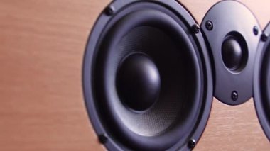 Siyah hoparlörlü ses sütunu