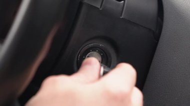 Sürücü anahtarı arabanın kontağına yerleştirir.