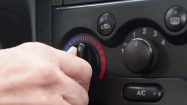 Sürücü arabanın içindeki sıcaklığı elle kontrol eder.