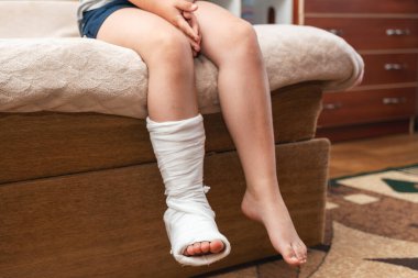 Çocukların bacakları kırık ve alçıda..