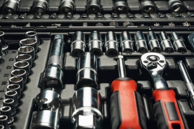 Plastik bir kutuda soket anahtarlar ve cırcırlar var..