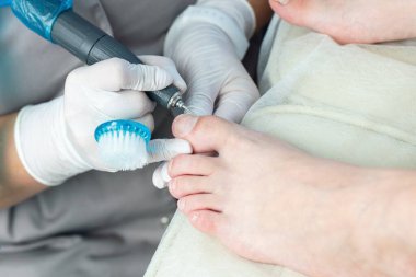 Profesyonel hırdavatçı, ayak hastalıkları uzmanı, tırnak değirmeniyle çivi temizleme uzmanı..