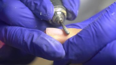 Manikür işlemi, tırnak temizleme makinesiyle kapatılıyor.