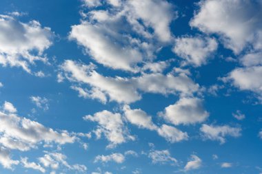 Mavi gökyüzünün arka planında güzel bulutlar.