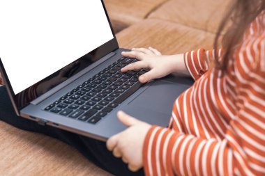 Çocuk elleri dizüstü bilgisayardaki tuşlara basıyor, çocuk öğreniyor ve bilgisayarda çalıyor.