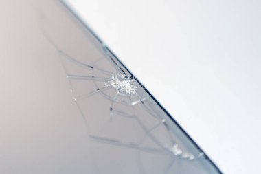 Bozuk bir telefonun ekranında çatlaklar.