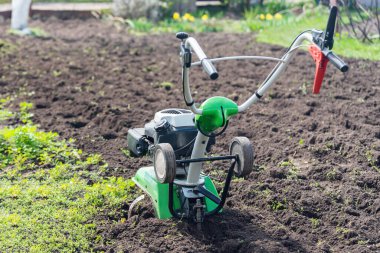 Bahçedeki toprağı işlemek için ekici..