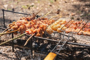 Et şiş kebap ve dallarda mantar yerine kömürde kızartılır..