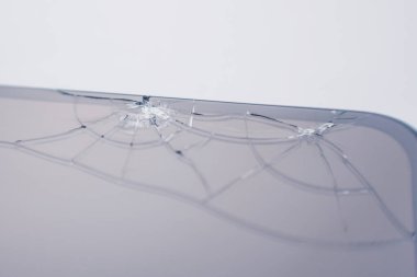 Bozuk bir telefonun ekranında çatlaklar.