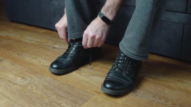 Bir adam siyah ayakkabılarını çıkardı, bir çorabın başparmağında bir delik vardı.