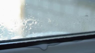 Dairedeki sisli ve nemli pencere, plastik penceredeki buğulanma.