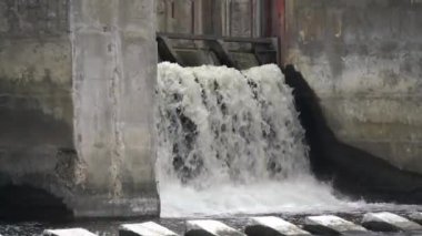 Su eski barajın kapısından akıyor.