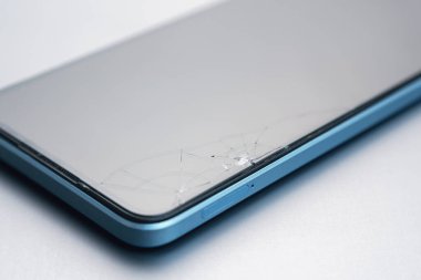 Bozuk bir telefonun ekranında çatlaklar.