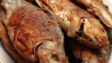 Tabakta kızarmış sazan balığı, dairesel kamera hareketi.