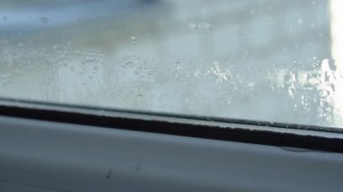 Dairedeki sisli ve nemli pencere, plastik penceredeki buğulanma.