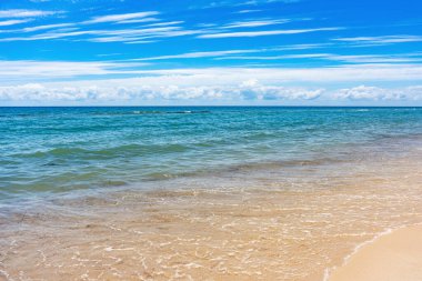 Güzel kumlu deniz kıyıları Mavi gökyüzü ve bulutlar.