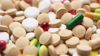 Birçok renkli tablet ve kapsül bir daire içinde dönüyor