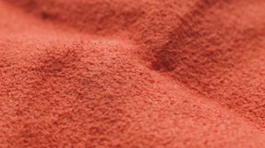 Çemberde dönen kahverengi kumaşın dokusu