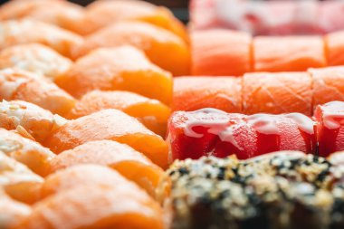 Karides, somon ve ton balıklı suşi..