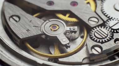 Eski bozuk saatin saat mekanizmasına yakın çekim