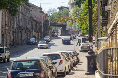 Odessa, Ukrayna, 22 Eylül 2019: Odessa sokaklarındaki insanlar, arabalar ve binalar.