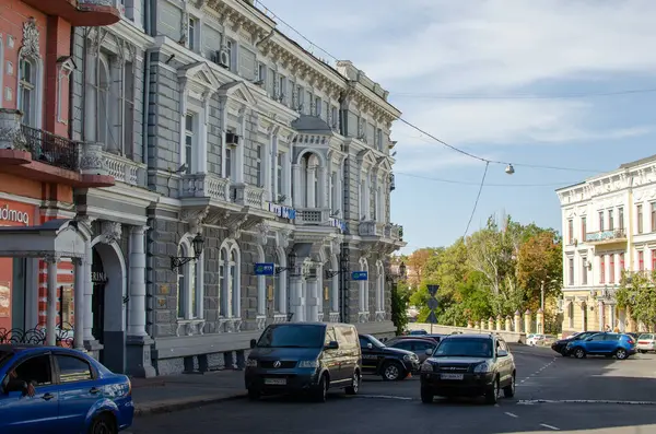 Odessa, Ukrayna, 22 Eylül 2019: Odessa sokaklarındaki insanlar, arabalar ve binalar.