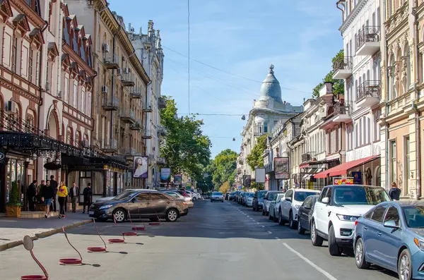 Odessa, Ukrayna, 22 Eylül 2019: Odessa sokaklarındaki insanlar, arabalar ve binalar.