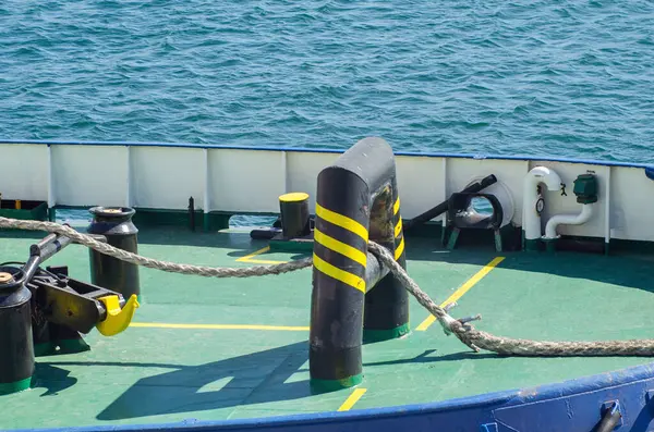 Bir römorkör güvertesinde vinç çekiliyor..