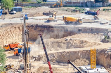 Şantiyenin havadan görünümü, yerleşim bölgesinde yeni bina inşaatı.