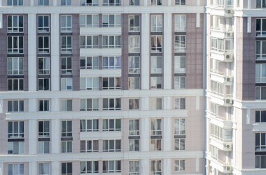 Modern, çok katlı bir bina cephesi..